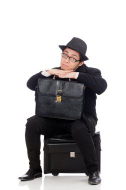 Genç adam çantaları bembeyaz tutuyor.