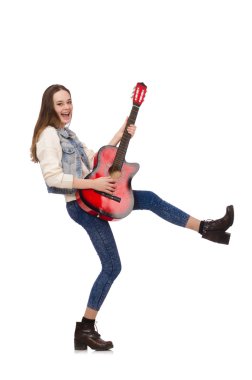 Gitarlı, beyaz tenli, gülümseyen kız.