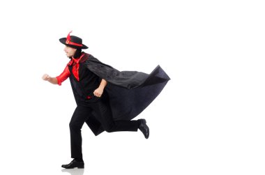 Karnaval paltolu genç adam beyazlar içinde soyutlanmış.