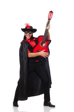 Karnaval ceketli, gitarlı, beyaz tenli genç adam.