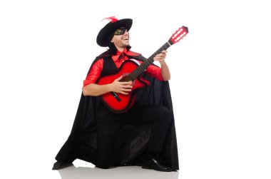 Karnaval ceketli, gitarlı, beyaz tenli genç adam.