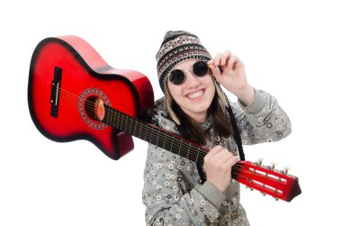 Gitarı elinde tutan iyimser genç kız beyazlar içinde soyutlanmış.