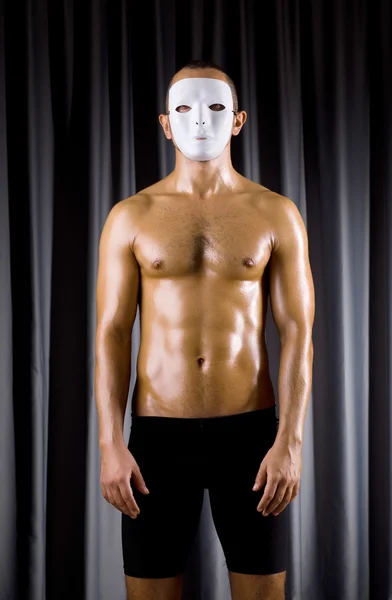 Actor muscular con máscara teatral — Foto de Stock