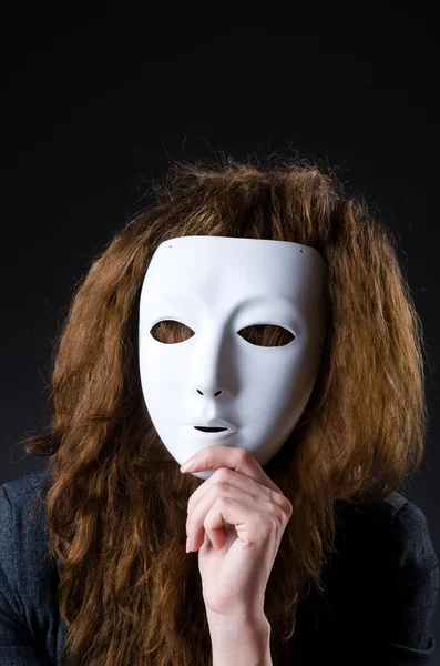 Женщина в маске в концепции лицемерия — стоковое фото
