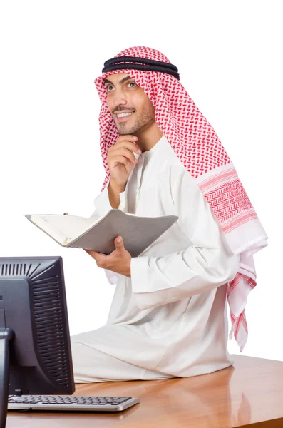 Arap işadamı bilgisayarda çalışıyor — Stok fotoğraf