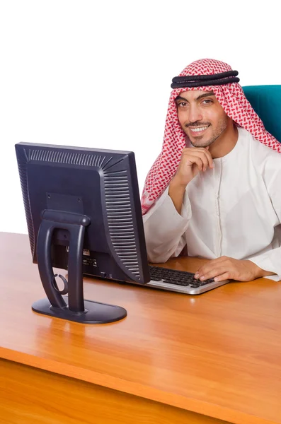 Hombre de negocios árabe trabajando en la computadora —  Fotos de Stock