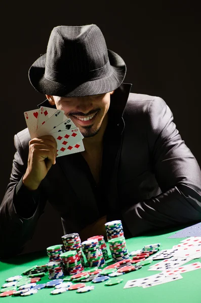 Mann spielt im dunklen Casino — Stockfoto