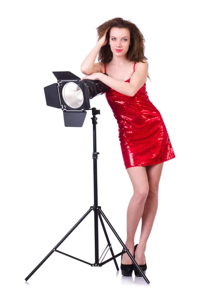 Žena v červených šatech pózuje ve studiu — Stock fotografie