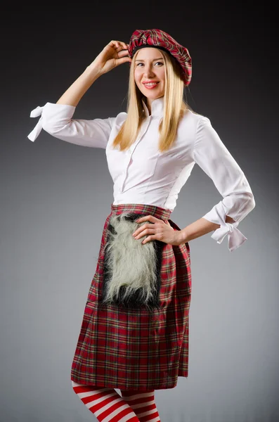 Donna in abiti scozzesi tradizionali — Foto Stock