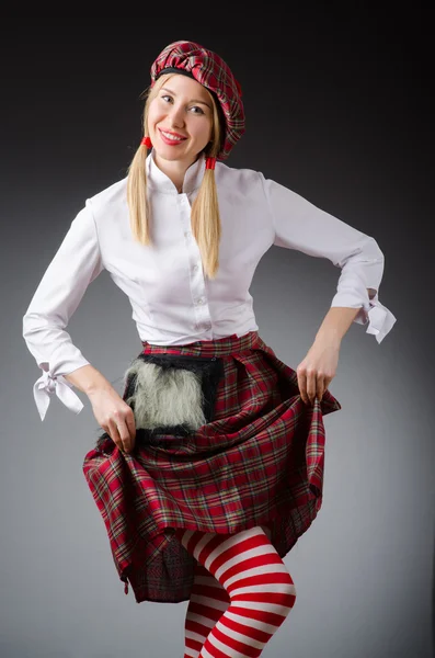 Vrouw in traditionele Schotse kleding — Stockfoto