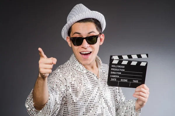 Giovane assistente fotocamera con clapperboard — Foto Stock