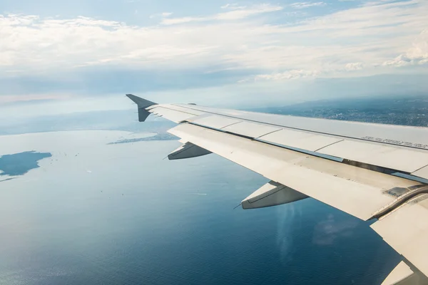 Ala de avión por la ventana —  Fotos de Stock