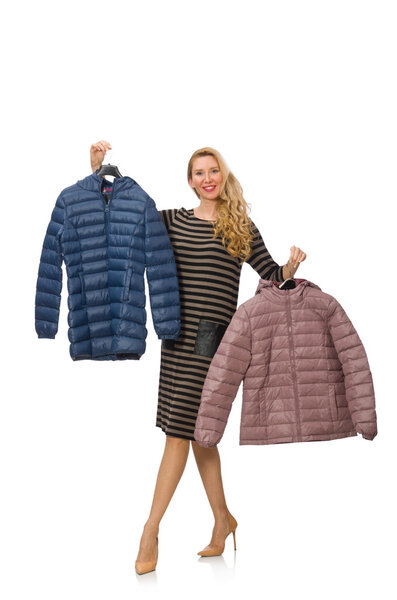 Красивая женщина в зимней сиреневой куртке изолирована на белом