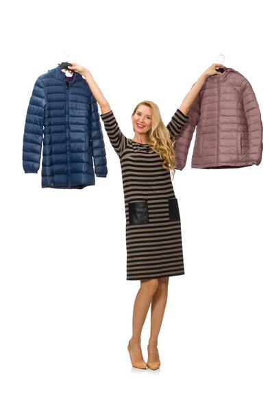 Красивая женщина в зимней сиреневой куртке изолирована на белом