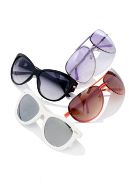 Beyaz üzerinde izole edilmiş zarif güneş gözlükleri.