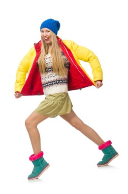 Parlak kışlık elbiseli bir kız beyazlar içinde soyutlanmış.