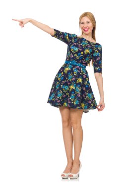 Koyu mavi çiçekli elbiseli kadın, beyaz tenli.