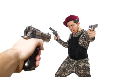 Elinde silah tutan bir adam.