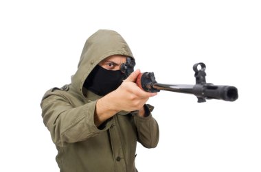 Elinde silah tutan bir adam.