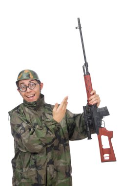 Elinde silah tutan bir adam.