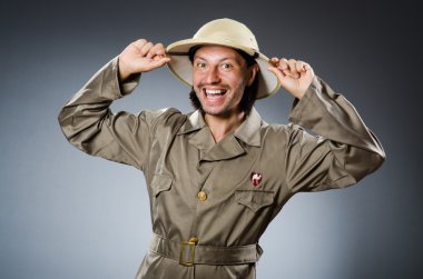 Komik safari avcı gri bir arka plana dayanır