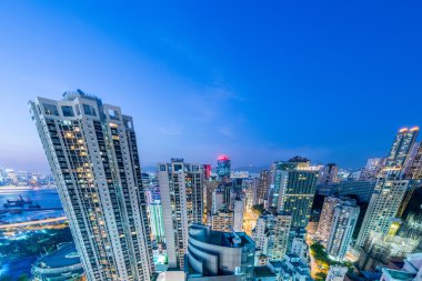 Gün batımında Hong Kong manzarası