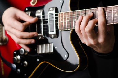 Konser sırasında gitarlı adam