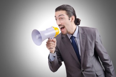 man schreeuwen en schreeuwen met luidspreker