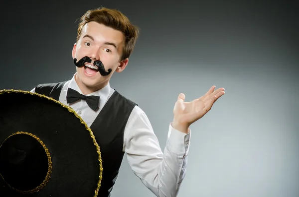 Mexicano sorridente com sombrero isolado em cinza — Fotografia de Stock