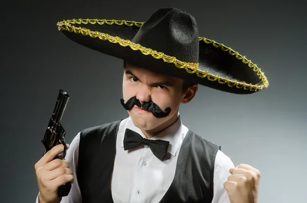 Lächelnder Mexikaner mit Sombrero — Stockfoto