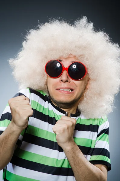 Homem engraçado com penteado afro — Fotografia de Stock