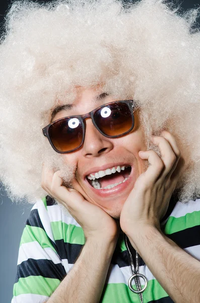 Uomo divertente con acconciatura afro — Foto Stock