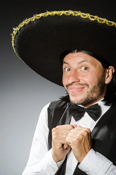 Mexikaner trägt Sombrero isoliert auf grau — Stockfoto