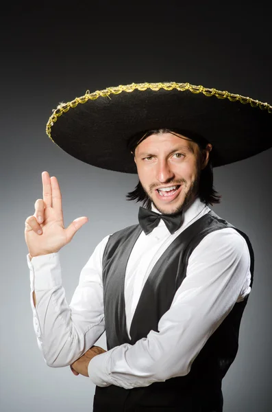 Homem mexicano usa sombrero isolado em cinza — Fotografia de Stock