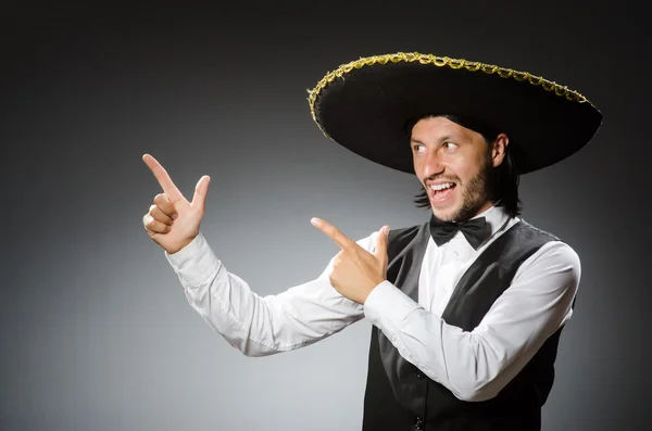 Homem mexicano usa sombrero isolado em cinza — Fotografia de Stock