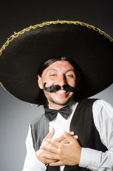 Homem mexicano usa sombrero isolado em cinza — Fotografia de Stock