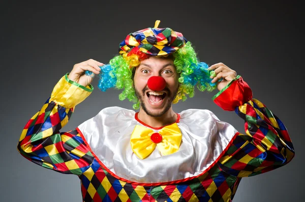 Lustiger Clown im bunten Kostüm — Stockfoto