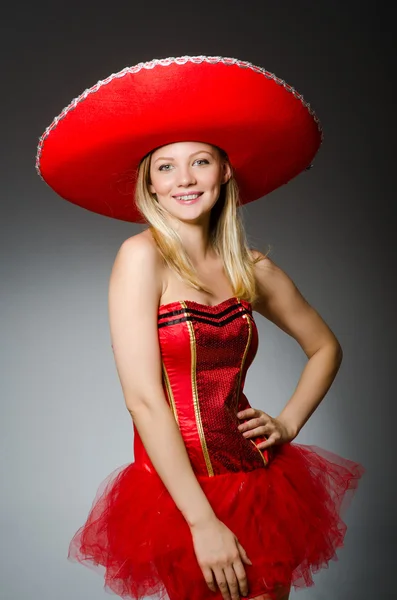 Femme portant un chapeau sombrero dans un concept drôle — Photo