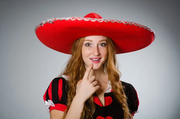 Mulher bonita vestindo chapéu sombrero vermelho — Fotografia de Stock