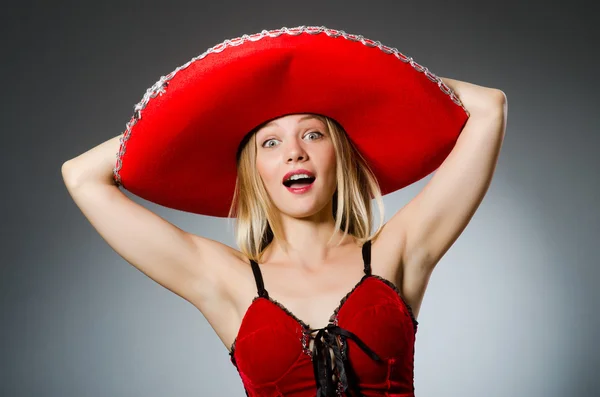 Mulher usando chapéu sombrero em conceito engraçado — Fotografia de Stock