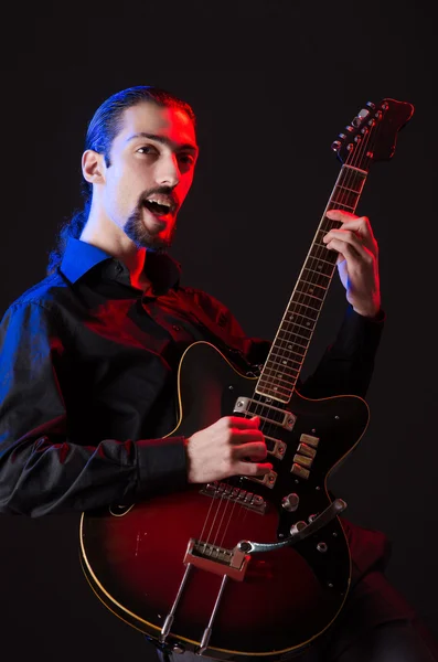 Hombre con guitarra durante el concierto —  Fotos de Stock