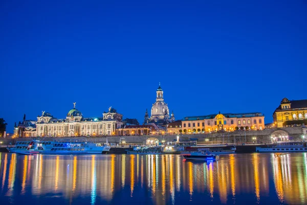 Dresdens Skyline bei Nacht in Flussnähe — Stockfoto