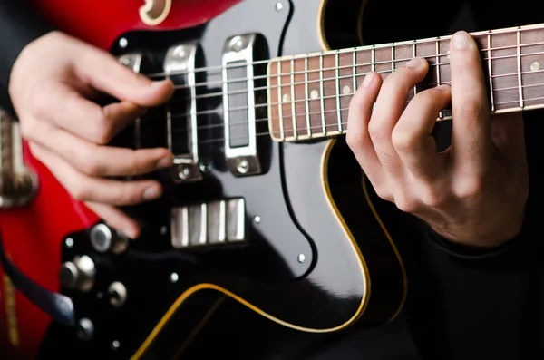 Hombre con guitarra durante el concierto —  Fotos de Stock