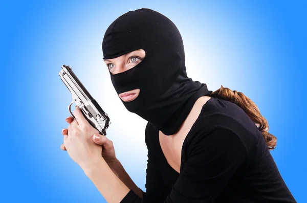 Kriminella kvinna med pistol — Stockfoto