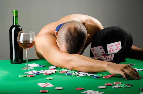 Мужчина играет в казино — стоковое фото