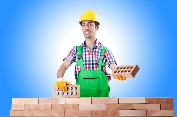 Construtor com chapéu duro contra o gradiente — Fotografia de Stock