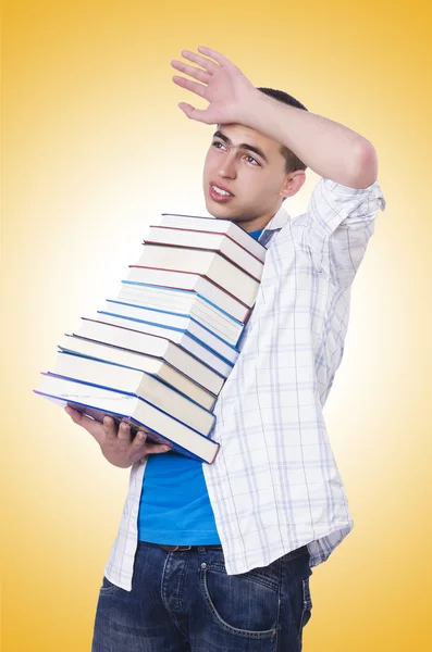 Estudiante con muchos libros en contra del gradiente — Foto de Stock