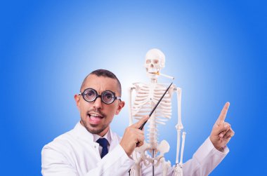 Degrade karşı iskelet ile komik doktor