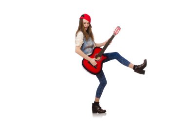 Gitarlı, beyaz tenli, gülümseyen kız.
