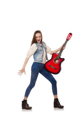 Gitarlı, beyaz tenli, gülümseyen kız.